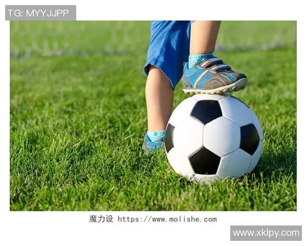 足球巨星亲临赛场见证儿子踢球精彩瞬间感动满满