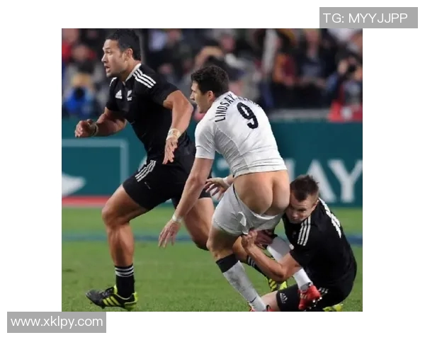 足球明星搞笑瞬间集锦让你捧腹大笑的精彩打球视频合集