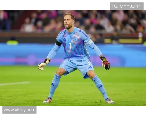 德国足球明星在比赛中意外倒地引发球迷热议与媒体关注