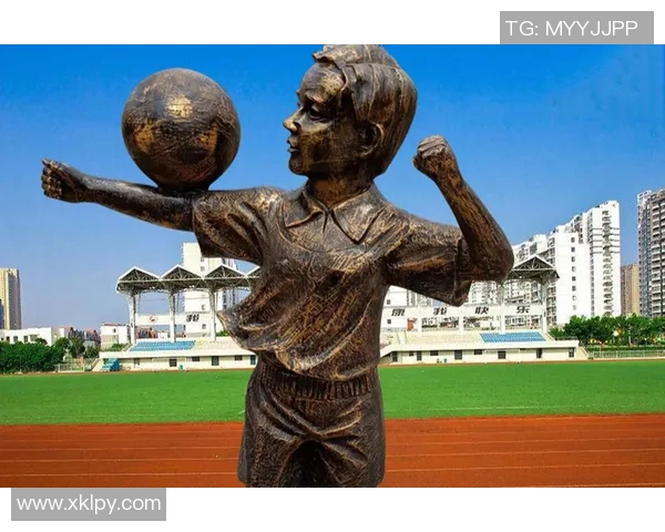 足球明星雕塑艺术作品欣赏展现足球文化与雕塑美的完美结合